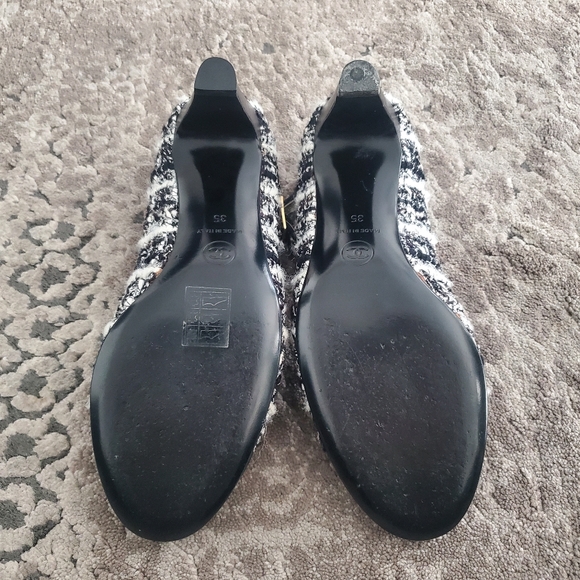 Chanel Black/White Tweed Mary Jane Cap Toe Pumps 35 - Picture 12 of 12